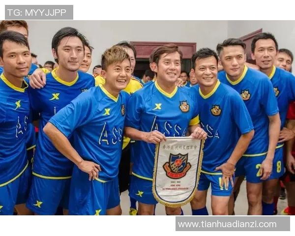 足球明星合影最新图片汇总展现球场传奇与友谊的瞬间