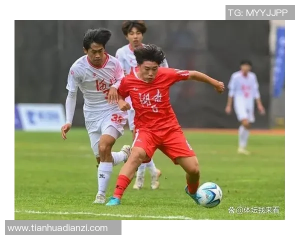 足球明星在训练中被教练意外发现潜力无限引发全队关注与期待