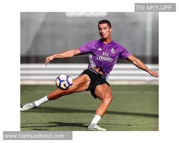 足球明星展现完美腹肌魅力照片引发粉丝热议与追捧