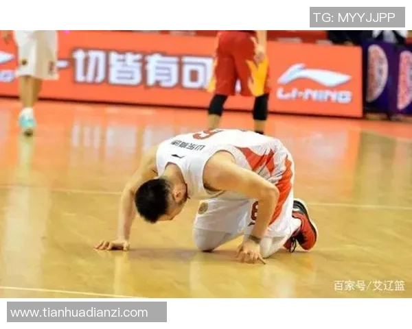 足球明星意外受伤摔破膝盖瞬间照片引发球迷热议与关注