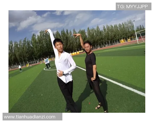 足球明星手环独特设计与魅力展示让你感受运动时尚的无限魅力