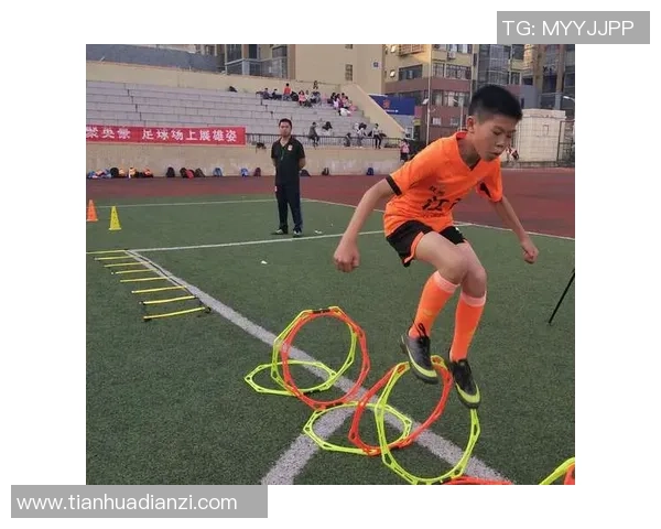 足球明星携时尚手拿包亮相赛场引发热议与关注