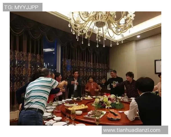 足球明星欢聚一堂举杯庆祝精彩瞬间视频回顾