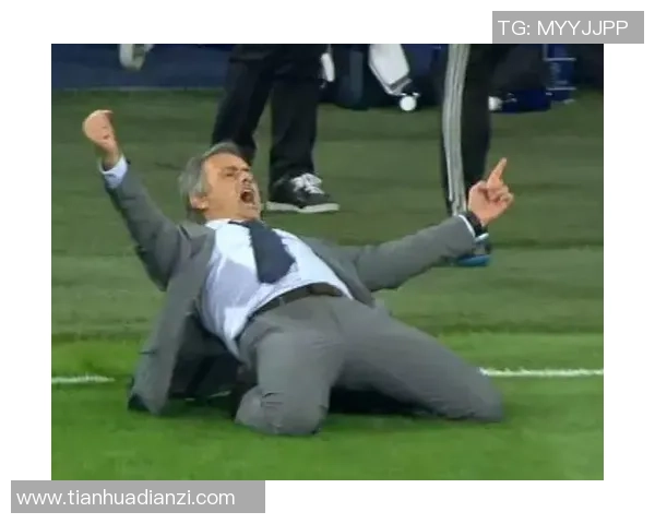 足球明星滑跪庆祝引发热议球迷热情与争议交织的瞬间