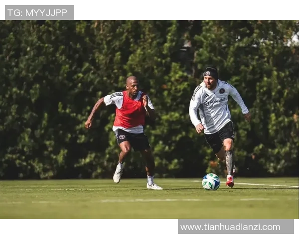 足球明星比心瞬间集锦展现他们的热情与魅力